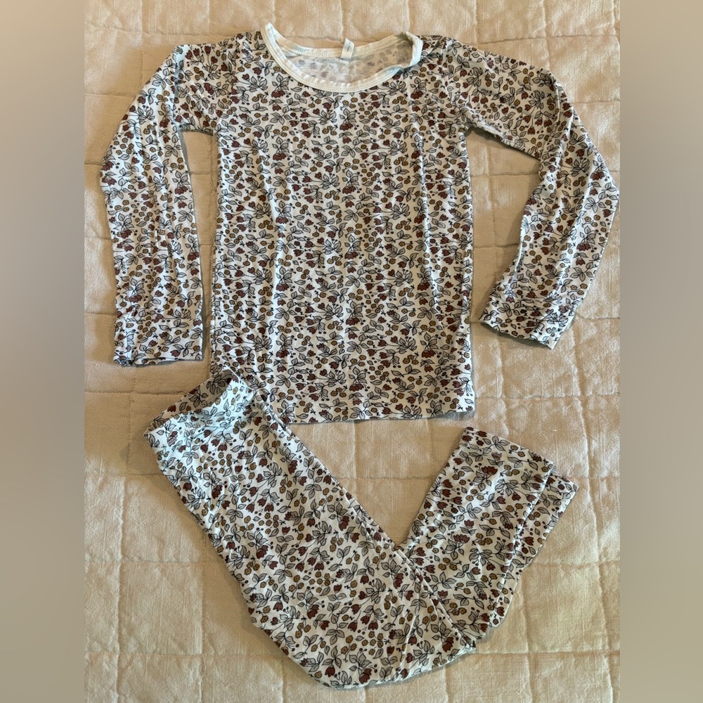 Quincy Mae girls bamboo pajama set size 4-5 in light floral